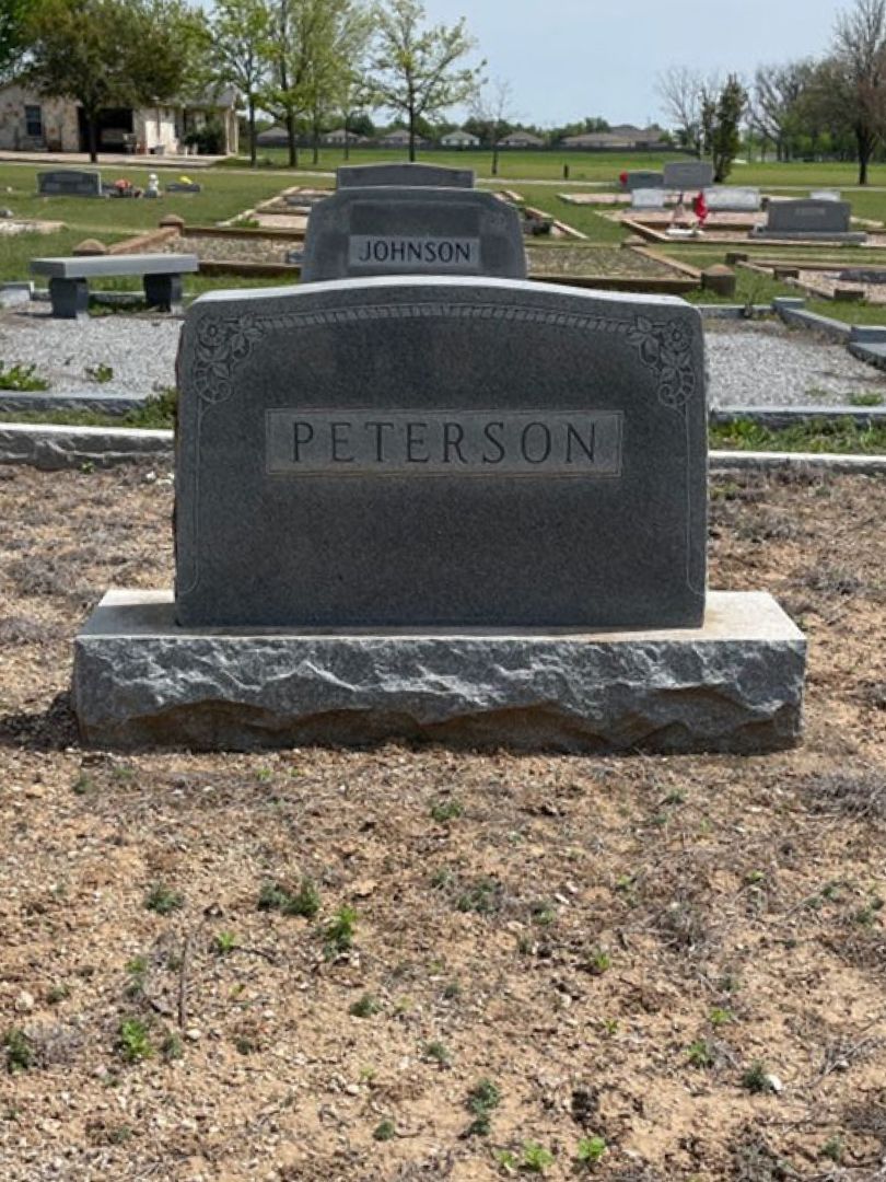 Augusta Peterson's grave. Photo 1